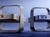 Elfin Flip 4K (vänster) och Flip Laser-projektorerna kan fällas ihop till en kompakt vertikal enhet för förvaring.
