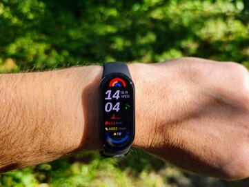 Smart Band 9:s display är mycket lätt att läsa av i solen.