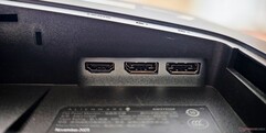 Höger sida: Kensington säkerhetslås, HDMI 2.1-in, 2x DisplayPort 1.4-in