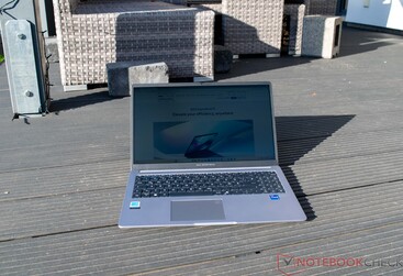 Asus ExpertBook P1 i direkt solljus