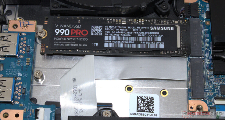 Det finns plats för två PCIe 4 SSD-enheter.