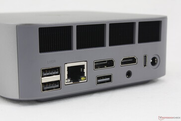 På baksidan: USB-A 3.2 (10 Gbps), USB-A 2.0 (480 Mbps), RJ-45 (2,5 Gbps), DisplayPort 1.4 (4K@144), USB-A 2.0 (480 Mbps), HDMI 2.1 (4K@120), 3,5 mm headset, USB-C 4.0 med DisplayPort + Power Delivery (40 Gbps), nätadapter