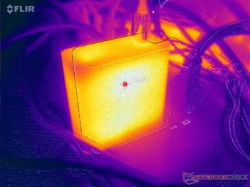 AC-adaptern når över 40 C vid krävande belastningar