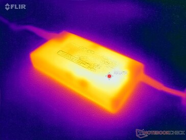 AC-adaptern når strax över 40 C vid krävande belastningar