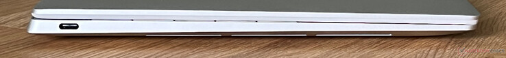 Vänster: USB-C 4.0 med Thunderbolt 4 (40 GBit/s, DisplayPort ALT-läge 2.1, Power Delivery)