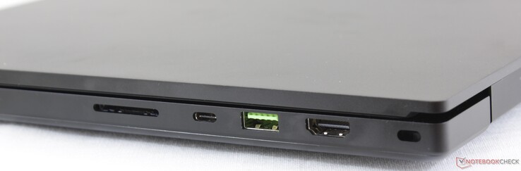 Höger: SD-kortläsare UHS-III, USB Typ C + Thunderbolt 3, USB 3.2 Gen. 2, HDMI 2.0b, Kensington-lås