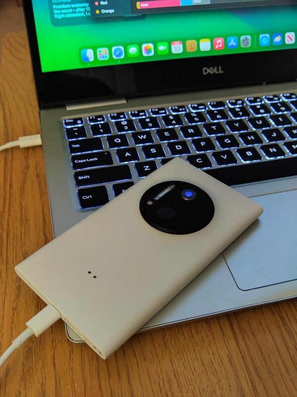 LumiPhone har en Lightning -port, en ersättning för Lumia 1020:s mikro-USB-port. (Bildkälla: Reddit)