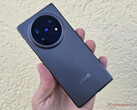 Vivo X Fold5 i sitt tunnaste och lättaste utförande.