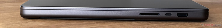 Höger sida: SD-kortläsare, USB-C 4.0 med Thunderbolt 5 (120 Gbit/s, DisplayPort ALT-läge, Power Delivery), HDMI-utgång