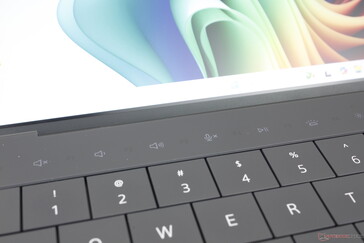 Touch-aktiverade funktionsknappar växlar mellan F-funktioner och sekundära funktioner