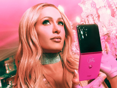 Motorola visar upp Razr Plus Paris Hilton Edition, en vikbar smartphone i Paris Pink. (Bildkälla: Motorola)