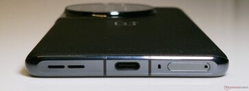 Nedtill: Högtalargrill, USB 3.2 Gen 1 Type-C, mikrofon, SIM-fack