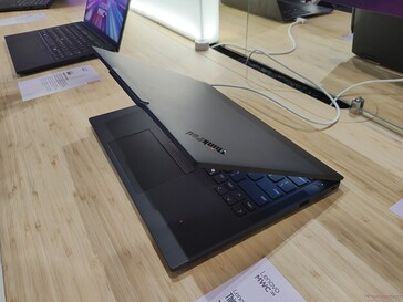 Lenovo ThinkPad X13 Gen 6: platt skärmskydd (bildkälla: Benjamin Herzig/Notebookcheck.com)