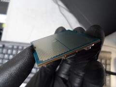 En Reddit-användare har delat bilder som visar deras &quot;exploderade&quot; 9800X3D CPU efter att ha kört den med ett MSI X870E Tomahawk WiFi-moderkort. (Bildkälla: Realistic_Age_718 via Reddit)