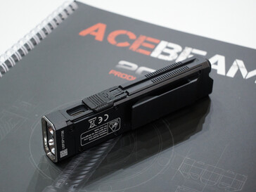 Acebeam UC25 har en USB-port och ett bältesclips (Bildkälla: Andreas Sebayang/Notebookcheck.com)