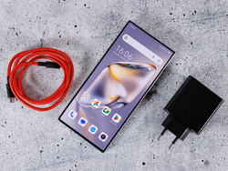 Nubia Z60 Ultra Leading Version levereras med en matchande snabbladdare. (Bildkälla: Daniel Schmidt / Notebookcheck)