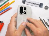 OnePlus 15 i färgen Sand Storm har en plastbaksida som lätt repas men som är praktiskt taget okrossbar. (Bildkälla: JerryRigEverything)