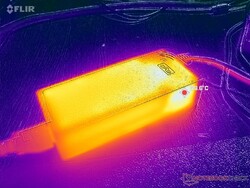 AC-adaptern når över 39 C vid krävande belastningar