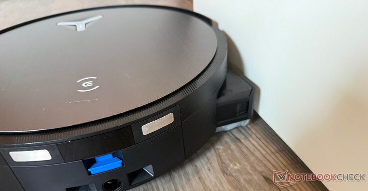 Tack vare den utdragbara rullen torkar Deebot X11 OmniCyclone inte bara noggrant, utan också nästan kantlöst