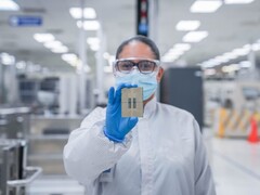 Intel rapporterar framgångar med ASML:s High-NA EUV litografimaskiner. På bilden: Ett Intel Xeon-chip. (Bildkälla: Intel)