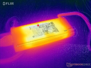 AC-adaptern når över 47 C vid krävande belastningar