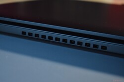 Lenovo ThinkPad T16 Gen 3: fläktutsläpp på baksidan