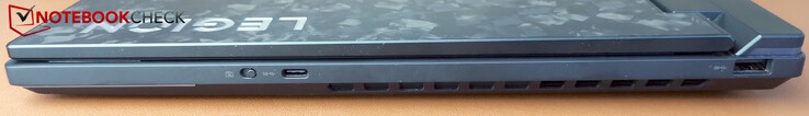Höger: slutare för webbkamera, USB-C (5 Gb/s), USB-A (5 Gb/s)