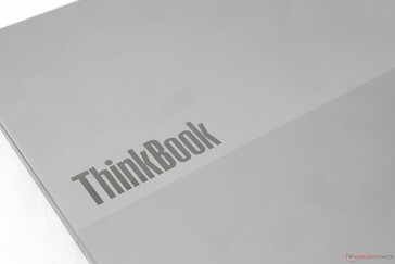 Välbekant tvåfärgat grått ytterlock som finns på andra ThinkBook-modeller