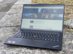 Nu räcker det med de billiga skärmarna, Lenovo: Den billiga skärmen på ThinkPad E14 Gen 6 borde inte vara en grej längre (bilden: Lenovo ThinkPad E14 Gen 6 utomhus, bildkälla: Benjamin Herzig/Notebookcheck.net)