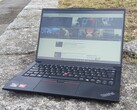 Nu räcker det med de billiga skärmarna, Lenovo: Den billiga skärmen på ThinkPad E14 Gen 6 borde inte vara en grej längre (bilden: Lenovo ThinkPad E14 Gen 6 utomhus, bildkälla: Benjamin Herzig/Notebookcheck.net)