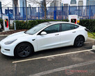 Tesla Model 3 vid en Supercharger-station. (Bildkälla: Notebookcheck)