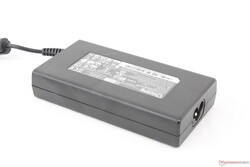 Medelstor (~13 x 6,8 x 2,7 cm) 120 W AC-adapter av fat-typ