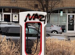 En Tesla Supercharger med graffiti. Biltillverkaren har lovat att åtala vandaler (Bildkälla: SnazzyLabs on X)