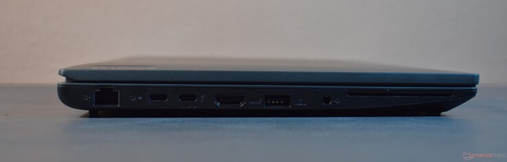 vänster: RJ45-Ethernet, 2x Thunderbolt 4, HDMI, USB A 3.2 Gen 1, 3,5 mm ljud, Smartcard-läsare