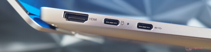 Vänster sida: HDMI 2.1, USB-A 3.2 Gen 1 (DisplayPort 1.4, PowerDelivery), USB-C 4.0 (DisplayPort 1.4, PowerDelivery)