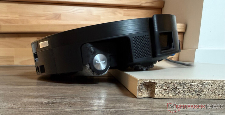 Ecovacs Deebot X11 OmniCyclone klättrar upp för ett 2,4 cm högt trappsteg