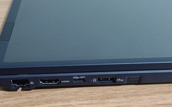 Anslutningar på vänster sida: GbE-uttag, HDMI 1.4, USB-C 10 Gbps (PD+DP 1.4), USB-A 5 Gbps