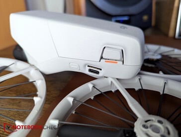 Vänster: MicroSD, USB-C, lägesomkopplare