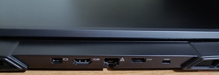 Bakre anslutningar: mini DisplayPort 1.4a, HDMI 2.1, 2,5 GbE-uttag, poer-uttag, Kensington-lås