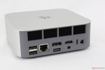 På baksidan: USB-A 3.2 (10 Gbps), USB-A 2.0 (480 Mbps), RJ-45 (2,5 Gbps), DisplayPort 1.4 (4K@144), USB-A 2.0 (480 Mbps), HDMI 2.1 (4K@120), 3,5 mm headset, USB-C 4.0 med DisplayPort + Power Delivery (40 Gbps), nätadapter