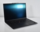 Överraskande tillägg: Lenovo lanserar officiellt fler alternativ för ThinkPad X1 Carbon Gen 13 (bilden: Lenovo ThinkPad X1 Carbon Gen 13 bärbar dator, bildkälla: Benjamin Herzig/Notebookcheck.net)