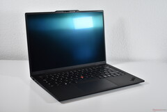 Överraskande tillägg: Lenovo lanserar officiellt fler alternativ för ThinkPad X1 Carbon Gen 13 (bilden: Lenovo ThinkPad X1 Carbon Gen 13 bärbar dator, bildkälla: Benjamin Herzig/Notebookcheck.net)