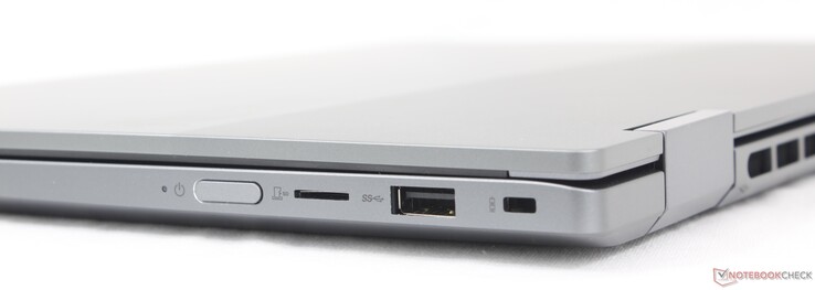 Höger sida: Strömknapp, MicroSD-läsare, USB-A (5 Gbps), Kensington Nano-lås