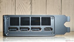 Portar: 3x DisplayPort 2.1b-utgång, 1x HDMI 2.1b-utgång