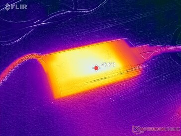 AC-adaptern når över 44 C vid krävande belastningar