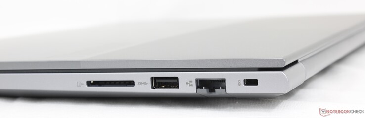 Höger: SD-kortläsare, USB-A 3.2 Gen. 1, Gigabit RJ-45, Kensingtonlås