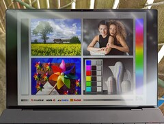 Utomhus i skugga. Skärmen är synlig i skugga med mestadels acceptabel bländning