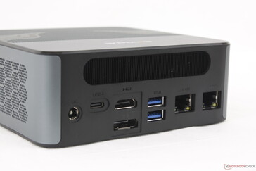På baksidan: AC-adapterport, USB-C 4.0 med Power Delivery + DisplayPort (8K@60 Hz), HDMI 2.0 (4K@60 Hz), DisplayPort 1.4 (4K@144 Hz), 2x USB-A 3.2 Gen. 2 (10 Gbps), 2x RJ-45 (2,5 Gbps)