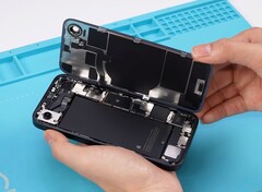 Apple iPhone 16e gör det relativt enkelt att byta batteri och baksida. (Bildkälla: REWA Technology)