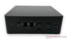 Vänster sida: OCulink, USB4, 2x RJ45-5G-Ethernet, DisplayPort 2.0, HDMI 2.1, USB 2.0, USB 3.2 Gen1, strömanslutning